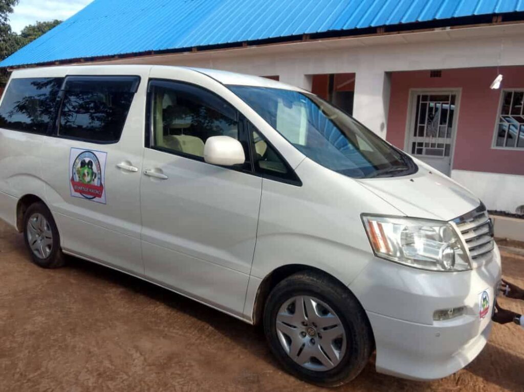 Remise officielle d'un véhicule Toyota Alphard à la Jeunesse KIKOKO par Ghislain KYENGE DIASHI, en appui aux activités de la jeunesse de l'Association.