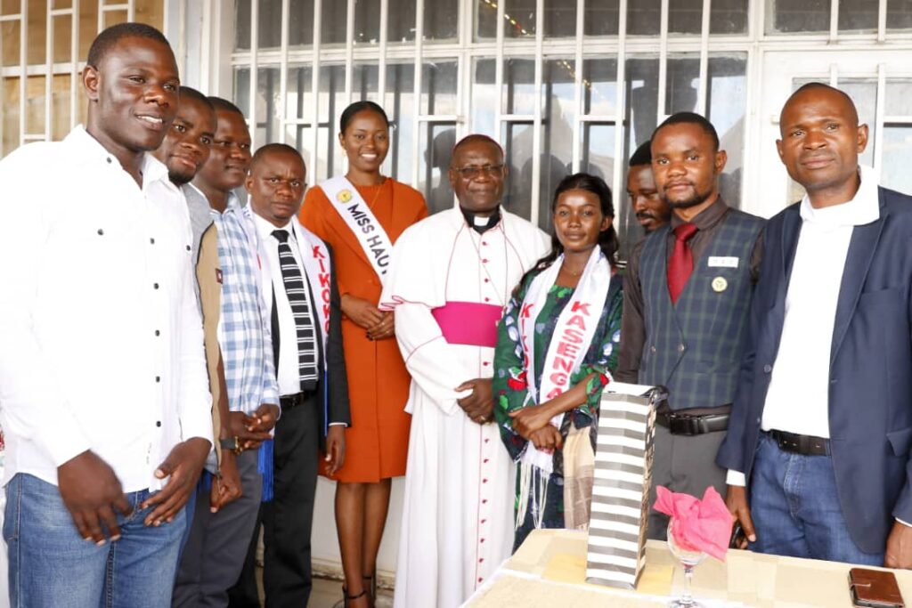 La Jeunesse KIKOKO autour de Mgr Désiré Lenge après la messe d'action de grâce