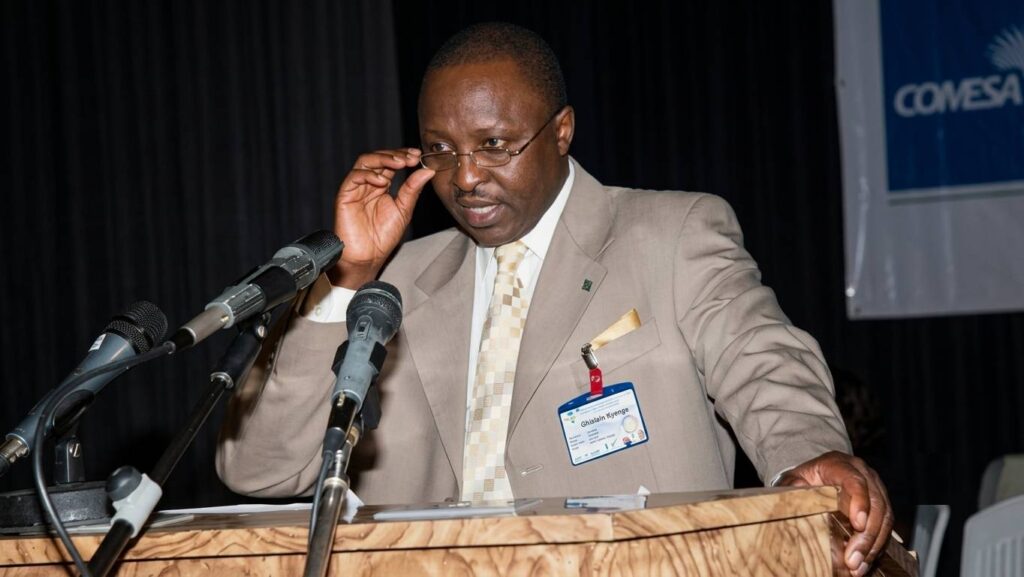 Hon. Ghislain KYENGE DIASHI à la tribune de l’Assemblée nationale, intervenant sur des questions majeures de gouvernance et d’unité nationale (2008)
