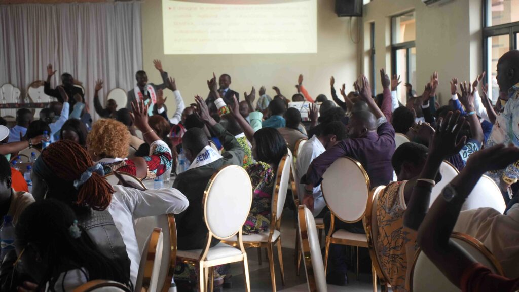 Adoption des nouveaux statuts et du règlement intérieur de KIKOKO-ASBL par vote à main levée, lors de l’Assemblée générale extraordinaire tenue à Lubumbashi.