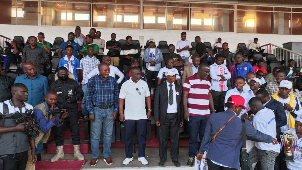 Les responsables de la communauté KIKOKO et SEMPYA, ainsi que le Ministre de sport, Son Excellence Max Mpande,présents dans les tribunes du stade Frédéric Kibasa Maliba, lors de la finale du tournoi intercommunautaire du vivre-ensemble